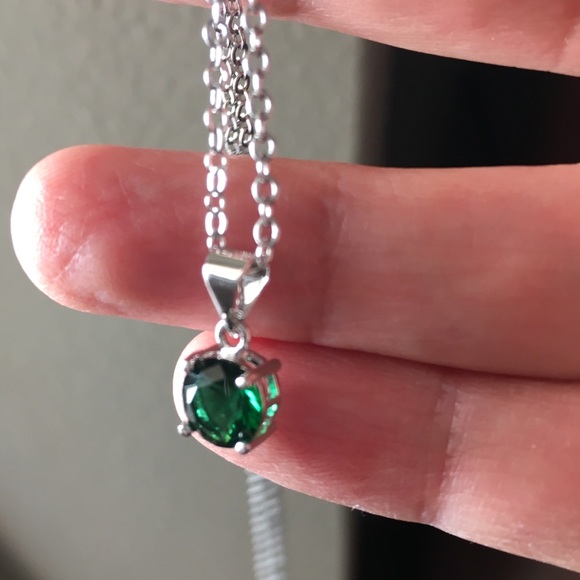 Emerald green crystal silver plated pendant chain - Picture 3 of 7